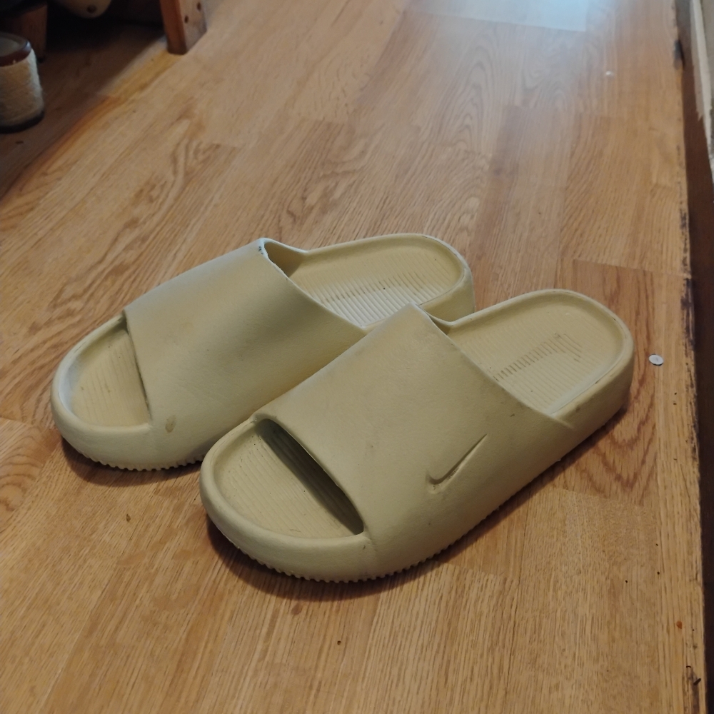 Nike Cream Slide Sandals